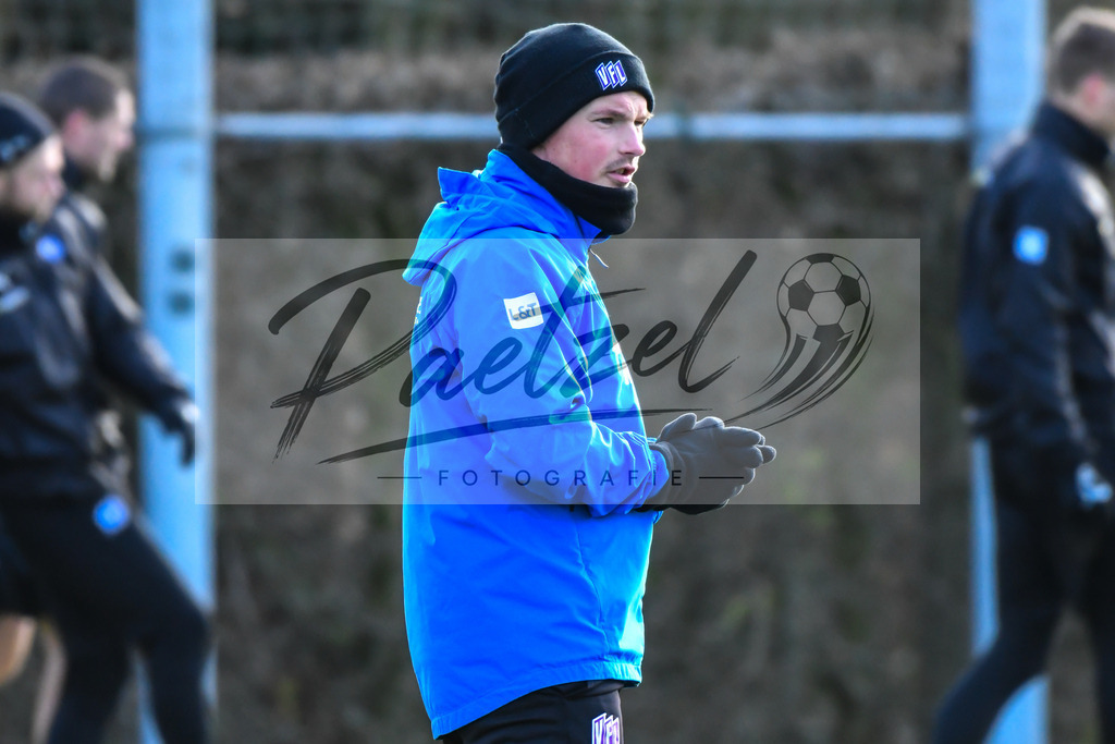 20200215_TRAOSN_0021 | Fussball, Herren: Co-Trainer Merlin Polzin (VfL Osnabrueck) schaut waehrend der Trainingseinheit des VfL Osnabrueck im Sportpark Illoshoehe am 15.02.2020 in Osnabrueck, Deutschland. - Realisiert mit Pictrs.com