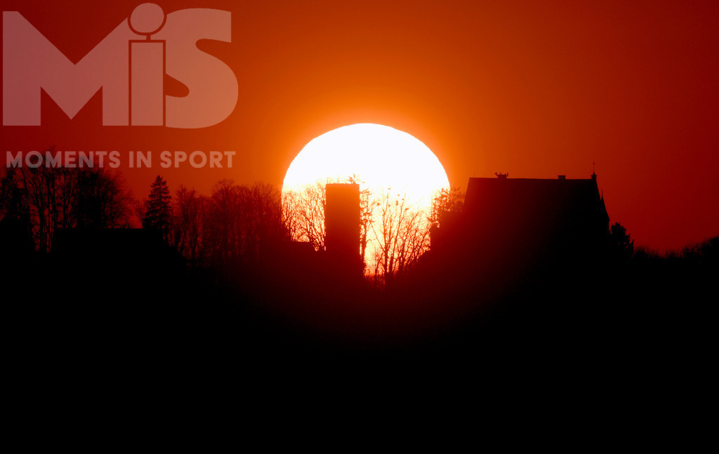 mis_180921bf01.JPG | 23.03.2022, Mindelheim im Unterallgäu, Die Sonne geht als riesiger gelber Ball hinter der historischen Mindelburg unter. Von einem Hügel bei Heimenegg aus mit 800mm Objektiv-Brennweite fotografiert.
 - Realisiert mit Pictrs.com