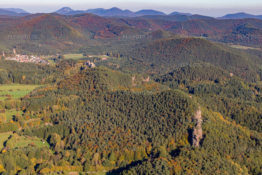 Luftbild: Lämmerfelsen in Dahn im Bundesland Rheinland-Pfalz in Deutschland. Foto: IMG_103996.jpg vom 14.10.2017 durch Werner Riehm/FLY-FOTO.de