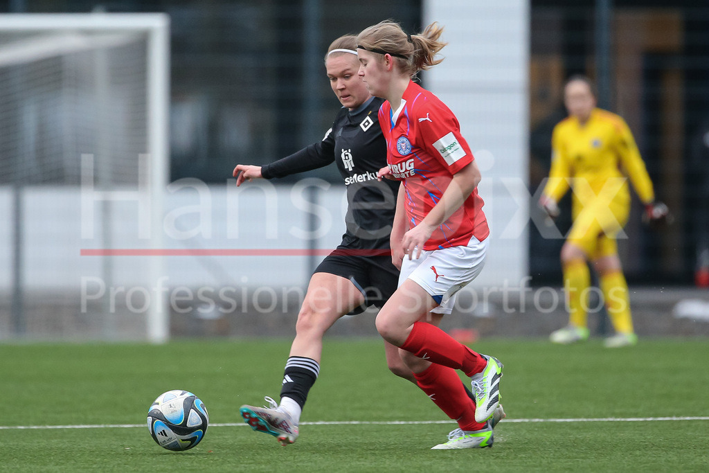Fussball, Testspiel Frauen, Hamburger SV - Holstein Kiel | v.li.: Annaleen Böhler (Hamburger SV, 2) und Ronja Jürgensen (Holstein Kiel, 8) im Zweikampf, Duell, Dynamik, Aktion, Action, Spielszene