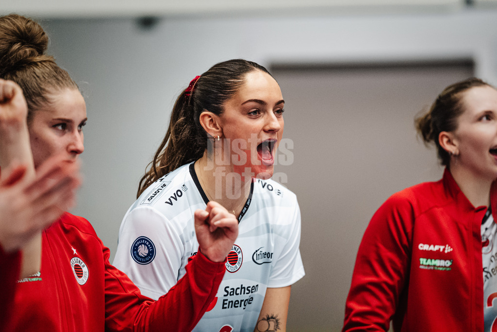 Volleyball | Frauen | Saison 2025/2026 | Volleyball Bundesliga | ETV Hamburger Volksbank Volleys vs. Dresdner SC | 15.11.2025 | Amelia Van der Werff (#6, Dresdner SC) jubelt von der Bank aus