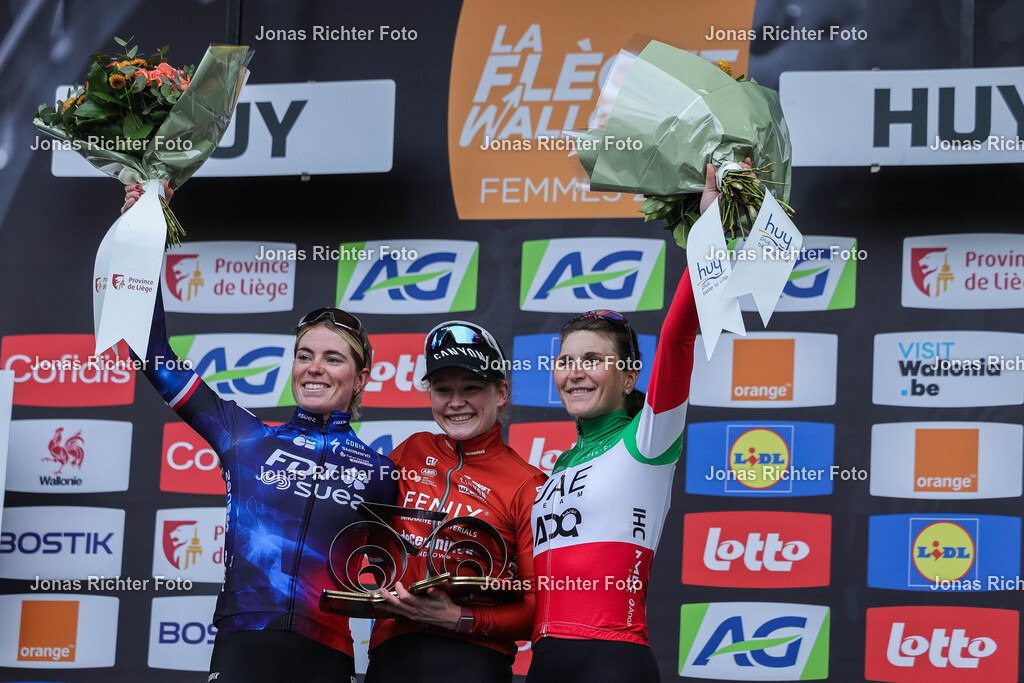 La Fleche Wallonne Femmes 2025 | iRadsport UCI World Tour Women Elite La Fleche Wallonne Femmes am 23.04.2025 in HuySiegerehrung / PodestDemi Vollering ( FDJ Suez ), links - Puck Pieterse ( Fenix - Deceunick ), mitte - Elisa Longo Borghini ( UAE ADQ ), rechtsFoto: Revierfoto - Realisiert mit Pictrs.com