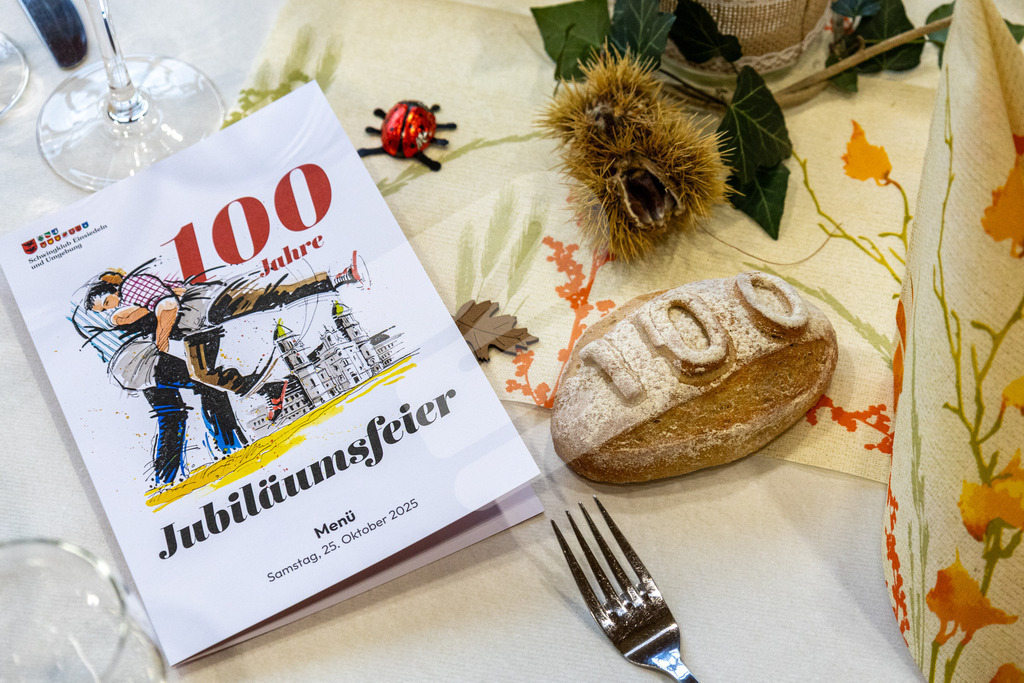 SKE100J_4627 | Die Schwinger des Schwyzer Kantonalen Schwingerverbandes: Fotos, die Dynamik und Leidenschaft festhalten, sowie emotionale Momente aus dem traditionellen Schwingsport zeigen. - Realisiert mit Pictrs.com