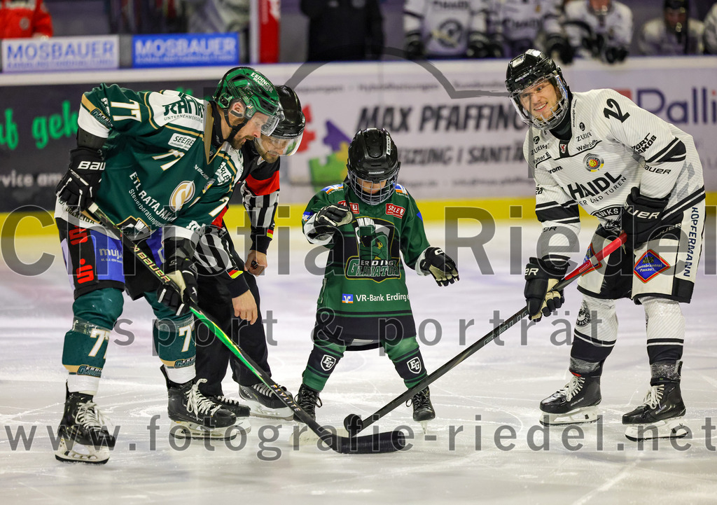 2026-01-30_010_TSV_Erding_gegen_EHF_Passau_Black_Hawks | Erding, Deutschland, 30.01.2026:Eishockey, Oberliga Süd 2025 / 2026, 42. Spieltag, TSV Erding gegen EHF Passau Black Hawks, Endergebnis: 2:6Philipp Michl (Erding Gladiators, #77), Zack Nazzarett (EHF Passau Black Hawks, #12)Foto: Christian Riedel / fotografie-riedel.net
