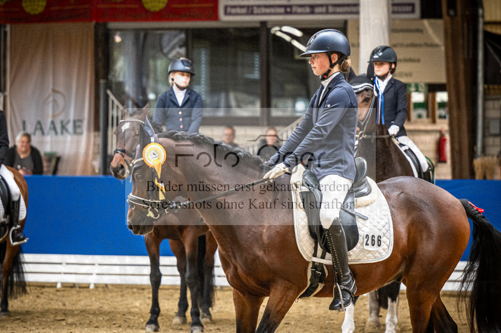 DOS_0005 | Entdecke hochwertige Reitturnierfotos von Foto Oger. Professionell, emotional und authentisch – jetzt Lieblingsmomente im Shop bestellen.Deutschlandweite Turnierfotografie. - Realisiert mit Pictrs.com