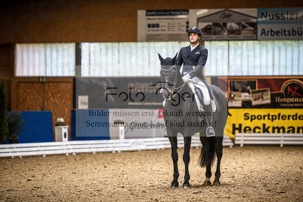 DOS_1141 | Entdecke hochwertige Reitturnierfotos von Foto Oger. Professionell, emotional und authentisch – jetzt Lieblingsmomente im Shop bestellen.Deutschlandweite Turnierfotografie. - Realisiert mit Pictrs.com