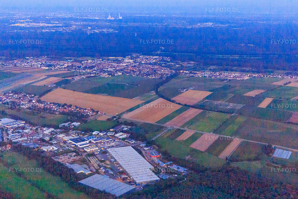 Luftbild: Gewerbegebiet Horst in der Dämmerung im Ortsteil Minderslachen in Kandel im Bundesland Rheinland-Pfalz in Deutschland. Foto: IMG_109290.jpg vom 27.07.2018 durch Werner Riehm/FLY-FOTO.de