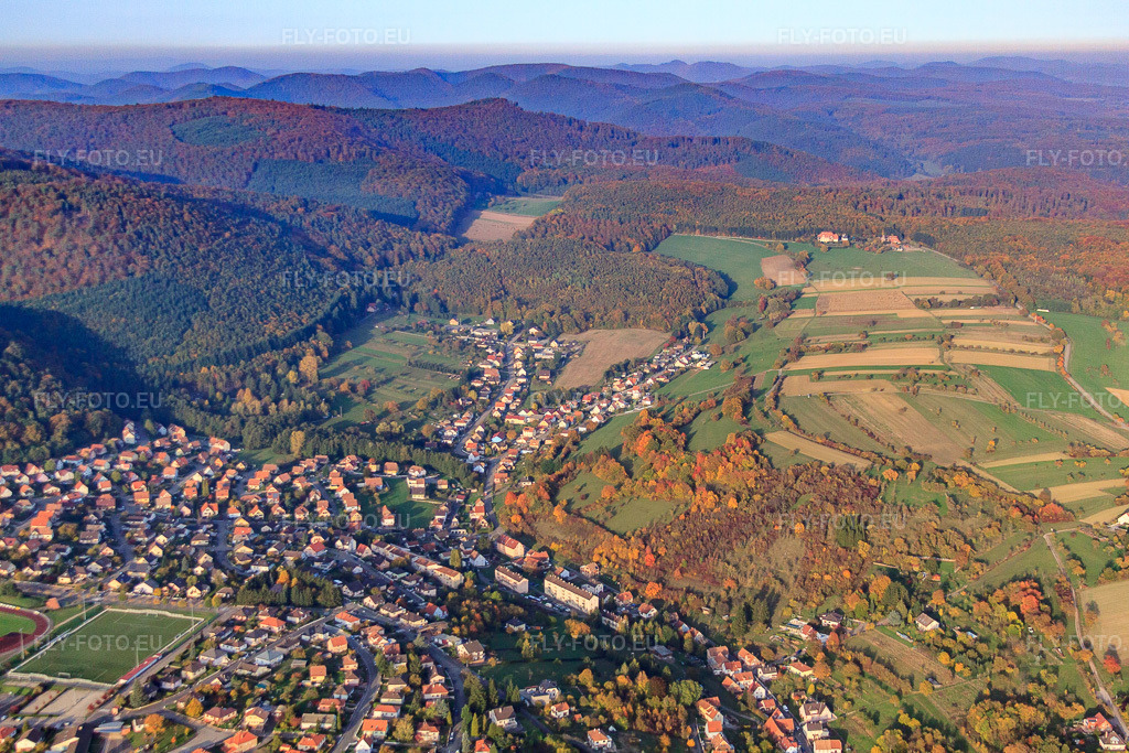Vue aérienne: Rue de la Vallée à Niederbronn-les-Bains dans le département Bas Rhin, France.Photo: IMG_54160.jpg prise le 21/10/2012 par Werner Riehm/FLY-FOTO.euRésolution de l'original: 4752 x 3168 px