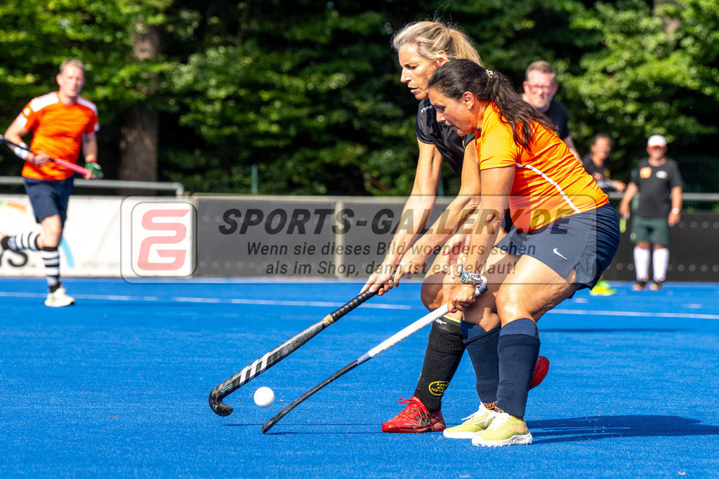 SFE_20240817_0035 | Krefeld, Deutschland, 17.08.2024:  European Cup for Recreational Hockey Players im KTHC Stadion Rot-Weiss Köln Tennis and Hockey Club am 17.08.2024 in Krefeld, Deutschland. (Foto von Stephan Fehrmann)Krefeld, Germany, 17.08.2024: European Cup for Recreational Hockey Players in KTHC Stadion Rot-Weiss Köln Tennis and Hockey Club at 17.08.2024 in Krefeld, Deutschland. (Foto from Stephan Fehrmann)
