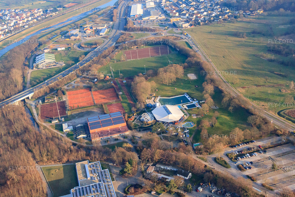Luftbild: Veranstaltungshalle und Sportplätze beim Cuppamare des SV 08 Kuppenheim und des Tennisclub Kuppenheim in Kuppenheim im Bundesland Baden-Württemberg in Deutschland.Foto: IMG_62020.jpg vom 31.01.2014 durch Werner Riehm/FLY-FOTO.deWWW.CUPPAMARE.DESV 08 Kuppenheim - Tradition in schwarz und blauTC Kuppenheim | Dein Team - Dein Verein - Dein TCK