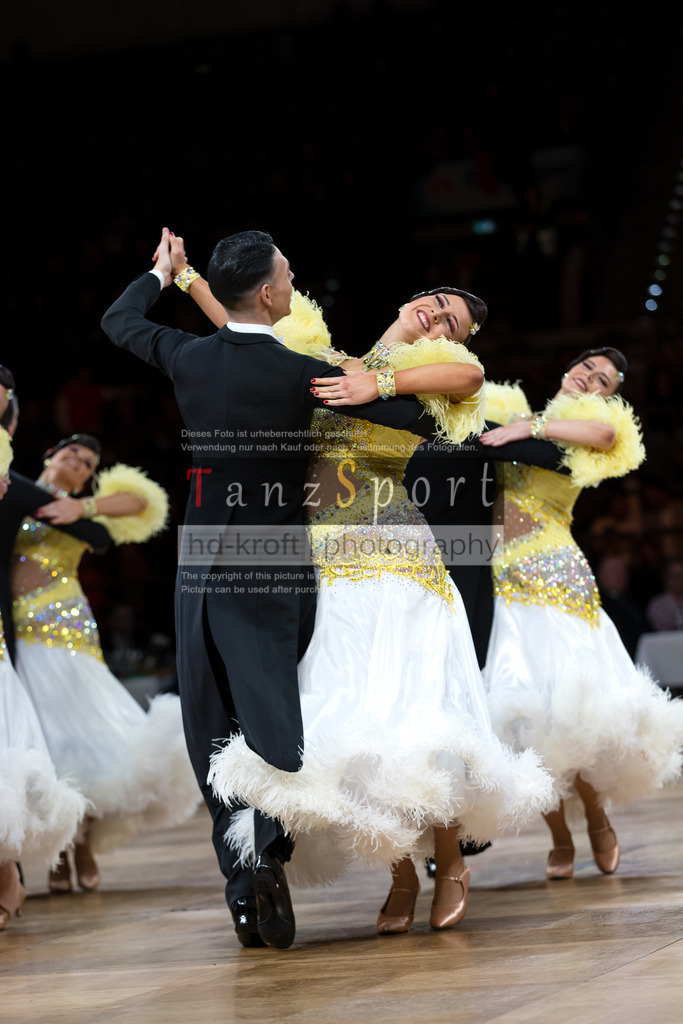 20241109_DM-Formationen_6959 | Tanzsportbilder, Standardtanz, Lateintanz, WDSF, DTV, LTVB, dancecomp, goc, hessen tanzt, blaues band der spree, walzer, tango, wiener walzer, slowfox, quickstepp, samba, rumba, cha-cha-cha, paso doble. jive, hd-kroft photography, turniertanzsport
