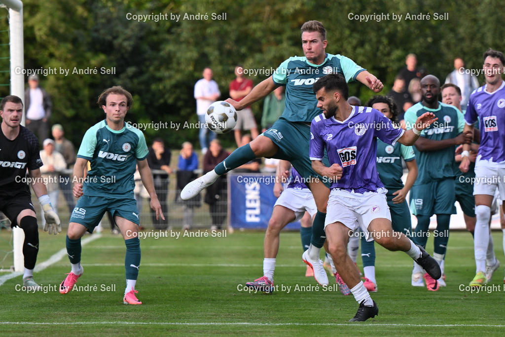 PSV Neumünster vs VfR Neumünster | Tobias Fölster (PSV #5) klärt vor Alban Jasari (VfR #77) / Fußball-Oberliga Männer 2026/2027 / PSV Neumünster vs VfR Neumünster / PSV Stadion Platz A / Neumünster / 31.07.26 - Realisiert mit Pictrs.com