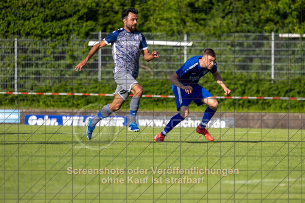 20250618_184729_0122 | #,SG Erkenbrechtsweiler-Hochwang (blau) vs. TSV Berkheim (grau), Fußball, Entscheidungsspiel 2 in Bezirksliga - Bezirk Neckar/Fils, Saison 2024/2025, Rasenplatz, Erlengarten 37, 73087 Bad Boll, 18.06.2025 - 18:30 Uhr,Foto: PhotoPeet-Sportfotografie/Peter Harich