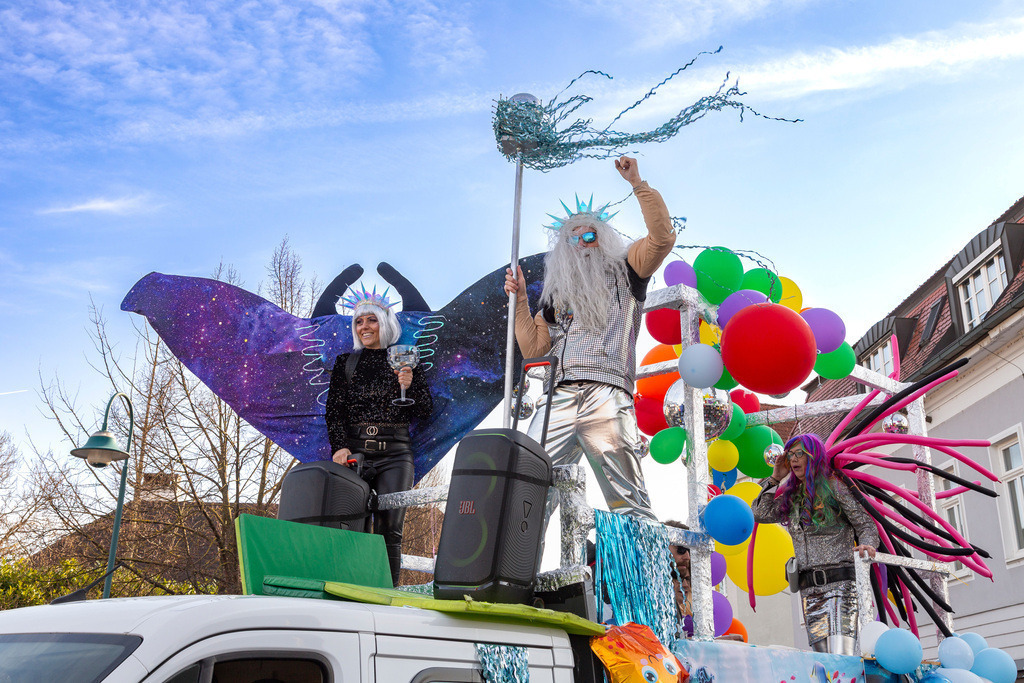 Umzug2025-217_9935 | Fotostrecke: FASCHINGSUMZUG 2025 in Loosdorf. 22 Masken(gruppen)-Teilnehmer: Loosdorfer Vereine, Wirtschaftstreibende, Gemeindeabordnungen sowie Kreditinstitute. rund 700 Besucher entlang der Hauptstrasse. Veranstaltungs-Sicherung durch Mannschaft der FF-Loosdorf mit schwerem Gerät. Maskenprämierung am EKZ-Platz durch Bgm. Thomas Vasku in den Kategorien: Bester Festwagen (Fa. gkonzept-Groissenberger; Beste Personengruppe-ASK-Loosdorf; Beste Einzelperson; Weiteste Anreise-FF Schollach;