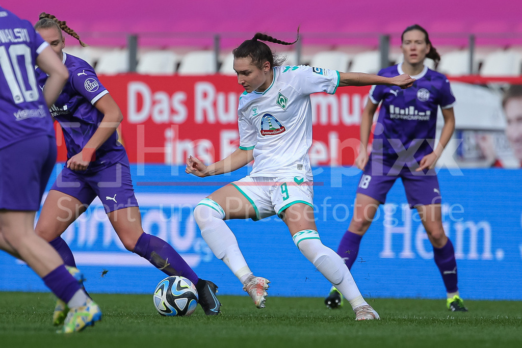 Fussball, Google Pixel Frauen-Bundesliga, SGS Essen - SV Werder Bremen | v.li.: Sophie Weidauer (SV Werder Bremen, 9) am Ball, Einzelbild, Ganzkörper, Aktion, Action, Spielszene, DIE DFB-RICHTLINIEN UNTERSAGEN JEGLICHE NUTZUNG VON FOTOS ALS SEQUENZBILDER UND/ODER VIDEOÄHNLICHE FOTOSTRECKEN. DFB REGULATIONS PROHIBIT ANY USE OF PHOTOGRAPHS AS IMAGE SEQUENCES AND/OR QUASI-VIDEO.