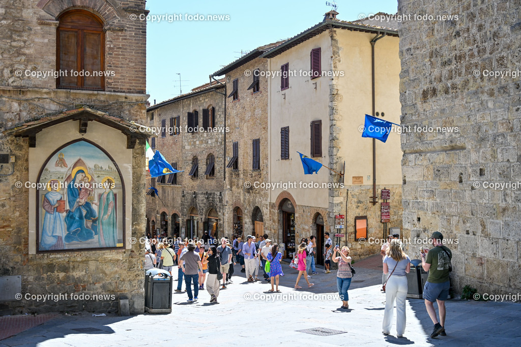 Italien_ Toskana_ San Gimignano_ 31.05.2024-19 | 31.05.2024, Italien, ITA, Toskana, San Gimignano im Bild Stadtansichten Gebäude, Architektur, Touristen, Historisch, Souvenir, Ansichten der berühmten Stadt San Gimignano in der Toskana-Italien - View of the famous town San Gimignano in Tuscany-ItalySan Gimignano ist eine italienische Kleinstadt in der Toskana mit einem mittelalterlichen Stadtkern. San Gimignano wird auch die Stadt der Türme genannt. Die Stadt liegt in der Provinz Siena. Sie gehört neben Florenz, Siena und Pisa zu den von Touristen meist besuchten Zielen in der Toskana.