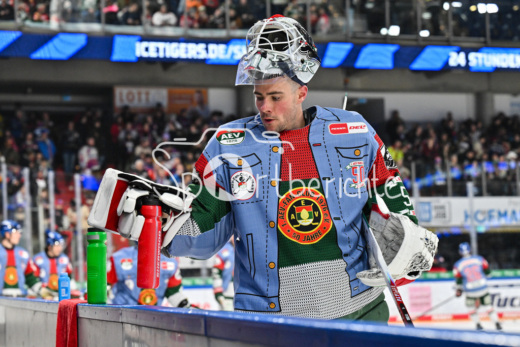 Nürnberg Ice Tigers - Augsburger Panther | NUREMBERG, GERMANY - 23. JANUARY: im Bild Peyton JONES (Augsburger Panther 41) vor dem Match zwischen den Nürnberg Ice Tigers und den Augsburger Panthern am 42. Spieltag der Penny DEL in der PSD Bank Nürnberg Arena / Einzelfoto / Freisteller
