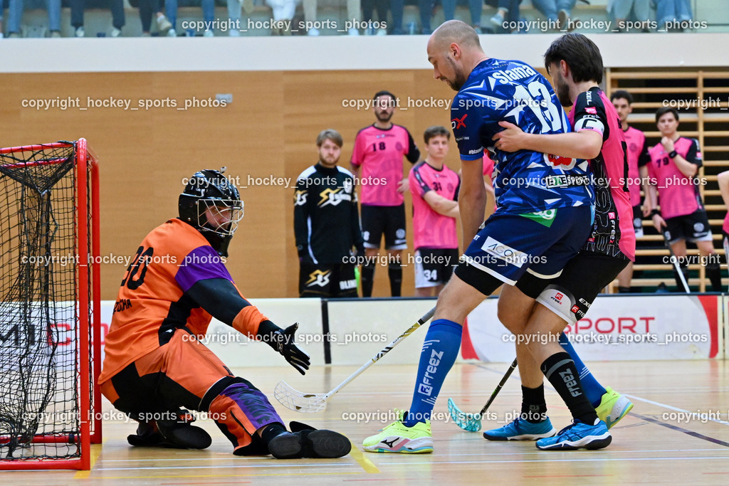 VSV Unihockey vs. Wiener Floorball Verein | #80 BEZUCHA Bernhard Wiener Floorballverein, #13 Jan Sláma VSV Unihockey, #10 HORN Philipp Wiener Floorballverein, VSV Unihockey vs. Wiener Floorball Verein, VSV Unihockey vs. Wiener Floorball Verein am 18.05.2025 in Villach (Ballspielhalle St. Martin), Austria, (Photo by Bernd Stefan)