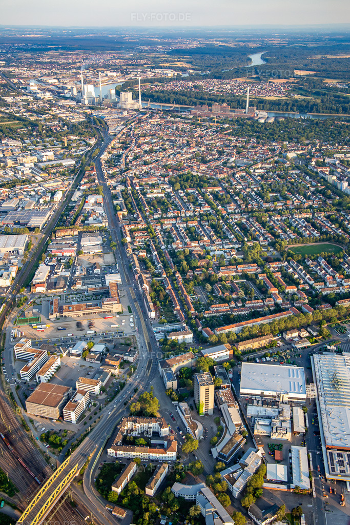 Luftbild: Neckarauerstraße aus Norden im Ortsteil Neckarau in Mannheim im Bundesland Baden-Württemberg in Deutschland. – Foto: IMG_137187.jpg vom 24.06.2023 durch Werner Riehm/FLY-FOTO.de – Auflösung des Originals: 3392 x 5088 px