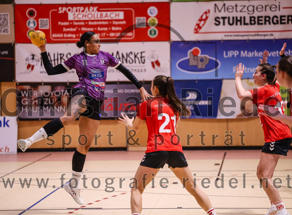 2025-01-18_018_SpVgg_Altenerding_gegen_TV_Altoetting | Erding, Deutschland, 18.01.2025:Handball, Bezirksoberliga Frauen Altbayern 2024 / 2024, 11. Spieltag, SpVgg Altenerding gegen TV Altötting, Endergebnis: 19:24Nikayla Alston (SpVgg Altenerding, #11), Eva Taubeneder (TV Altötting, #21), Stefanie Koller (TV Altötting, #13)Foto: Christian Riedel / fotografie-riedel.net