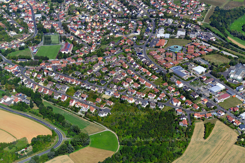 3650090 | RIMPAR 31.08.2016 Wohngebiet einer Einfamilienhaus- Siedlung am Rande von landwirtschaftlichen Feldern in Rimpar im Bundesland Bayern, Deutschland // Single-family residential area of settlement on the edge of agricultural fields in Rimpar in the state Bavaria, Germany Foto: Gerhard Launer