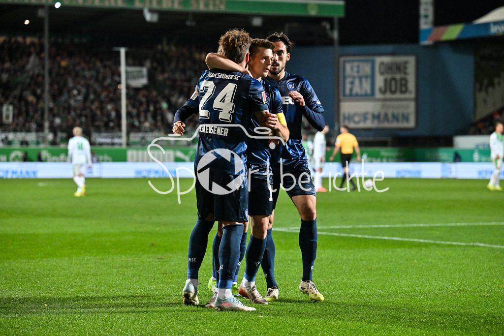 SpVgg Greuther Fürth - Karlsruher SC | FUERTH, GERMANY - OCTOBER 24: Marvin WANITZEK (Karlsruher SC 10) celebrating the goal to 0-3 during the 2. bundesliga match between SpVgg Greuther Fuerth vs. Karlsruher SC on matchday 10 at Sportpark Ronhof Thomas Sommer on October 24, 2025 in Fuerth, Germany / DFL REGULATIONS PROHIBIT ANY USE OF PHOTOGRAPHS AS IMAGE SEQUENCES AND/OR QUASI-VIDEO