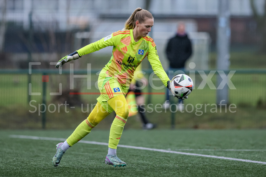 Fussball, Testspiel Frauen, Hamburger SV - 1. FFC Turbine Potsdam | v.li.: Inga Schuldt (Torhüterin, Torwart, Hamburger SV, 1) am Ball, Freisteller, Einzelbild, Ganzkörper, Aktion, Action, Spielszene