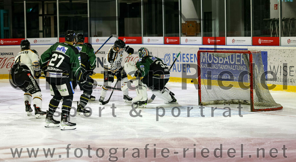 2022-09-23_132_TSV_Erding_gegen_EV_Fuessen | Erding, Deutschland, 23.09.2022:
Eishockey, Bayernliga 2022 / 2023, Testspiel, TSV Erding gegen EV Füssen, Endergebnis: 1:3

Mark Waldhausen (Erding Gladiators, #27), Janne Seppänen (EV Füssen, #22), Torwart Thomas Hingel (Erding Gladiators, #33)

Foto: Christian Riedel / fotografie-riedel.net