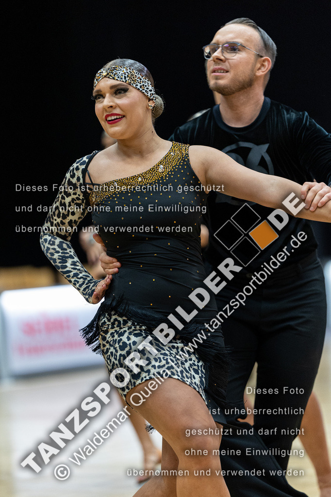 20240113-02117 | Hier finden Sie Tanz Bilder vom Latein und Standard Formationen tanzen. Sportbilder vom Tanzsport. Schöne Fotos und von Weltmeisterschaft, Europameisterschaft, Bundesliga, Regionalliga, Oberliga und Landesliga sowie von GOC Stuttgart, DanceComp, WM Bremen