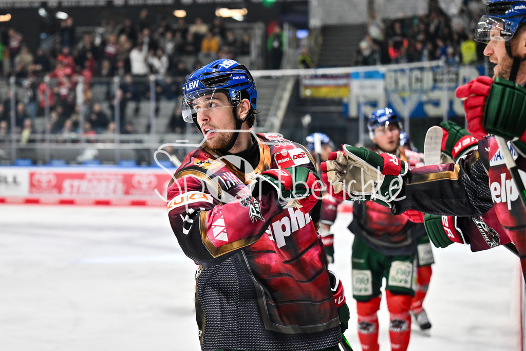 Augsburger Panther - Dresdner Eislöwen | AUGSBURG, DEUTSCHLAND - 06. MÄRZ: Jubel der Augsburger nach dem Treffer zum 2-2 durch Thomas SCHEMITSCH (Augsburger Panther 62) / Tor / Torschuetze / Freude / Happy / während dem Match zwischen den Augsburger Panthern und den Dresdner Eislöwen am 49. Spieltag der Penny DEL im Curt Frenzel Stadion