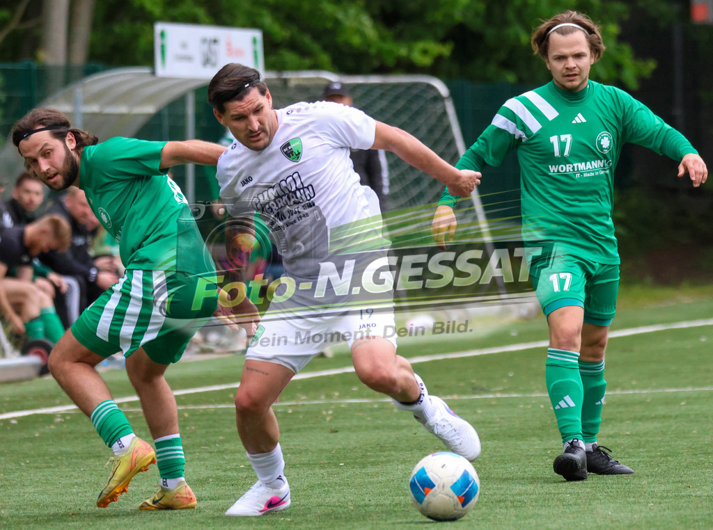 SC Bünde - TuS Tengern | Auf dem Bild zu sehen: weiß SC Bünde: Andrej Gorr ; grün TuS Tengern v.l.: Kevin Hübert, Timo Nuyken  SC Bünde, TuS Tengern, Saison 25/26, Bezirksliga, Hunnebrock, Deutschland - Realisiert mit Pictrs.com