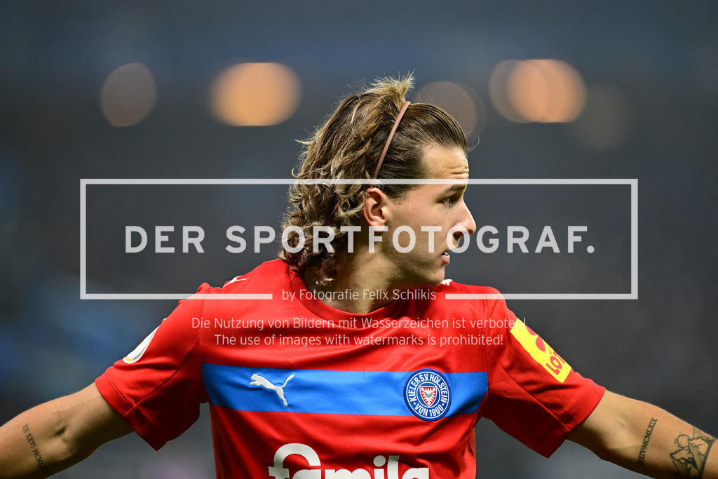 Fußball I Herren I Saison 2025-2026 I DFB-Pokal I Achtelfinale I Hamburger SV - Holstein Kiel I 40294 | John Tolkin (47, Holstein Kiel) - Realisiert mit Pictrs.com