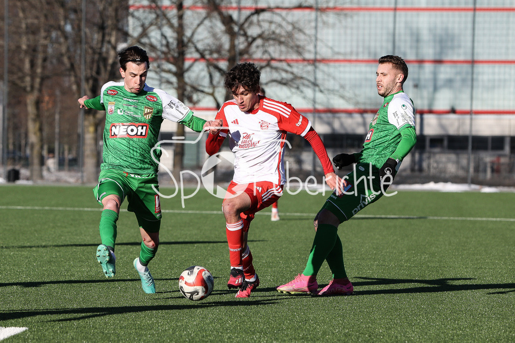 FC Bayern Amateure - SC Austria Lustenau | Younes AITAMER (FCB #17) am Ball / Aktion im Duell mit einem Spieler aus Lustenau