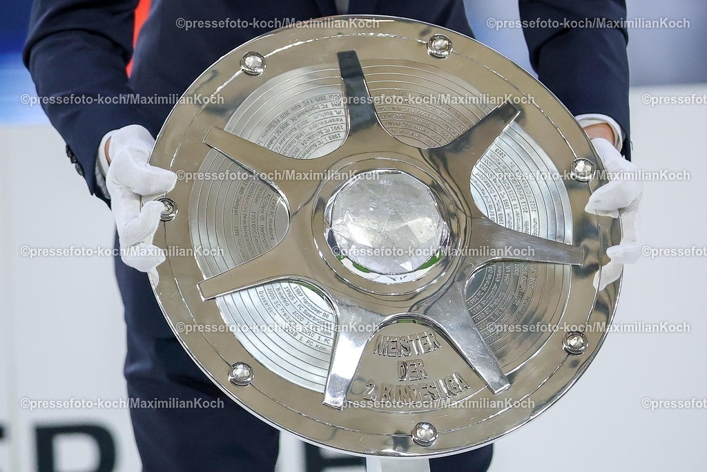 S0417052602036 | 17.05.2026, Fußball, FC Schalke 04 - Eintracht Braunschweig, 34. Spieltag, 2. Fußball Bundesliga, Veltins-Arena Gelsenkirchen, Saison 2025 2026: Die Meisterschale im Detail wird platziert DFB regulations prohibit any use of photographs as image sequences and or quasi-video.