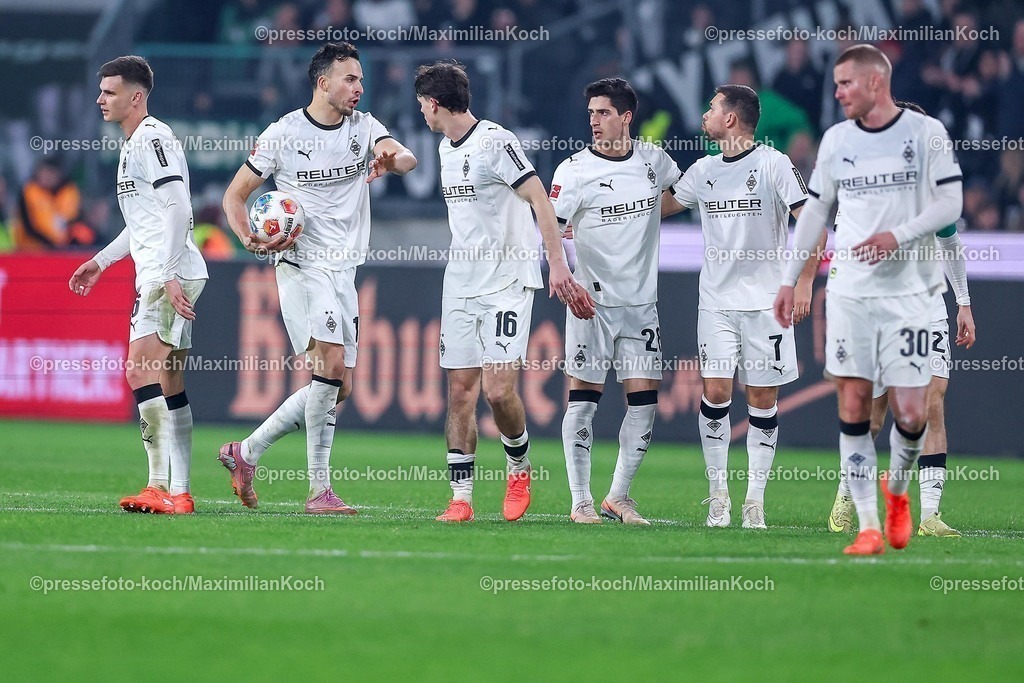 BMG13122501067 | 13.12.2025, Fußball, Borussia Mönchengladbach - VfL Wolfsburg, 1. Fußball Bundesliga, 14.Spieltag, Borussia-Park, Saison 2025 2026: Zu früh gefreut nach dem vermeindlichen Tor zum 3:2 durch Haris Tabakovic&nbsp;(Borussia Mönchengladbach #15)  - Nach Videoüberprüfung Abseits, Kein Tor DFB regulations prohibit any use of photographs as image sequences and or quasi-video.