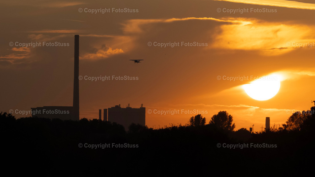 Sonnenuntergang Hamm | Das Kraftwerk in Hamm Westfalen zum Sonnenuntergang mit Flugzeug.  - Realisiert mit Pictrs.com