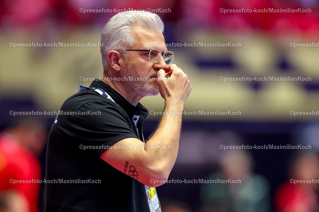 EHF18012601073 | 18.01.2026, Handball, Men's EHF EURO 2026, Portugal - Nordmazedonien, Jyske Bank Boxen in Herning, Dänemark, Preliminary Round:  Headcoach Paulo Jorge Moura Pereira (Portugal #hc)  gestikulierend am Spielfeldrand  