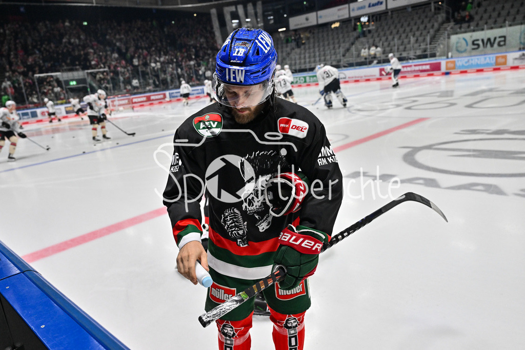 Augsburger Panther - Nürnberg Ice Tigers | im Bild Anthony LOUIS (Augsburger Panther #18) pudert seinen Schlaeger / DEL: Augsburger Panther - Nuernberg Ice Tigers, Curt Frenzel Stadion am 06.12.2024