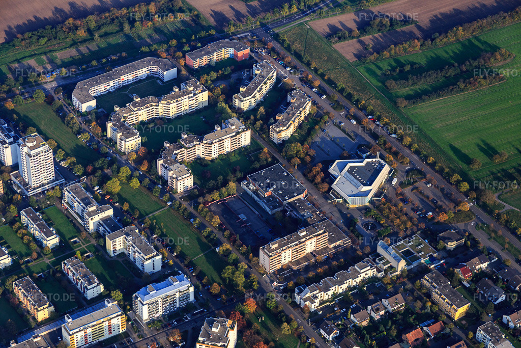 Luftbild: Runbsstraße mit Badnerlandhalle Karlsruhe im Ortsteil Neureut in Karlsruhe im Bundesland Baden-Württemberg in Deutschland. Foto: IMG_075479.jpg vom 26.10.2014 durch Werner Riehm/FLY-FOTO.deSuchen
