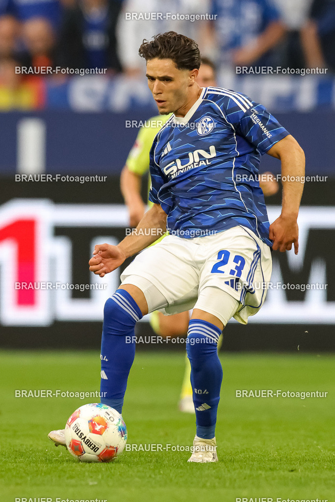 1_S04BER_20250801_1402.JPG -  - FC Schalke 04 - Hertha BSC Berlin - 2. Bundesliga | Gelsenkirchen, Deutschland, 01.08.25: Soufiane El-Faouzi (FC Schalke 04) in Aktion, am Ball, Einzelaktion waehrend des Spiels der 2. Bundesliga zwischen FC Schalke 04 - Hertha BSC Berlin in der Veltins-Arena am 01. August 2025 in Gelsenkirchen, Deutschland. (Foto von Stefan Brauer/Brauer-Fotoagentur)DFB/DFL REGULATIONS PROHIBIT ANY USE OF PHOTOGRAPHS AS IMAGE SEQUENCES AND/OR QUASI-VIDEO.