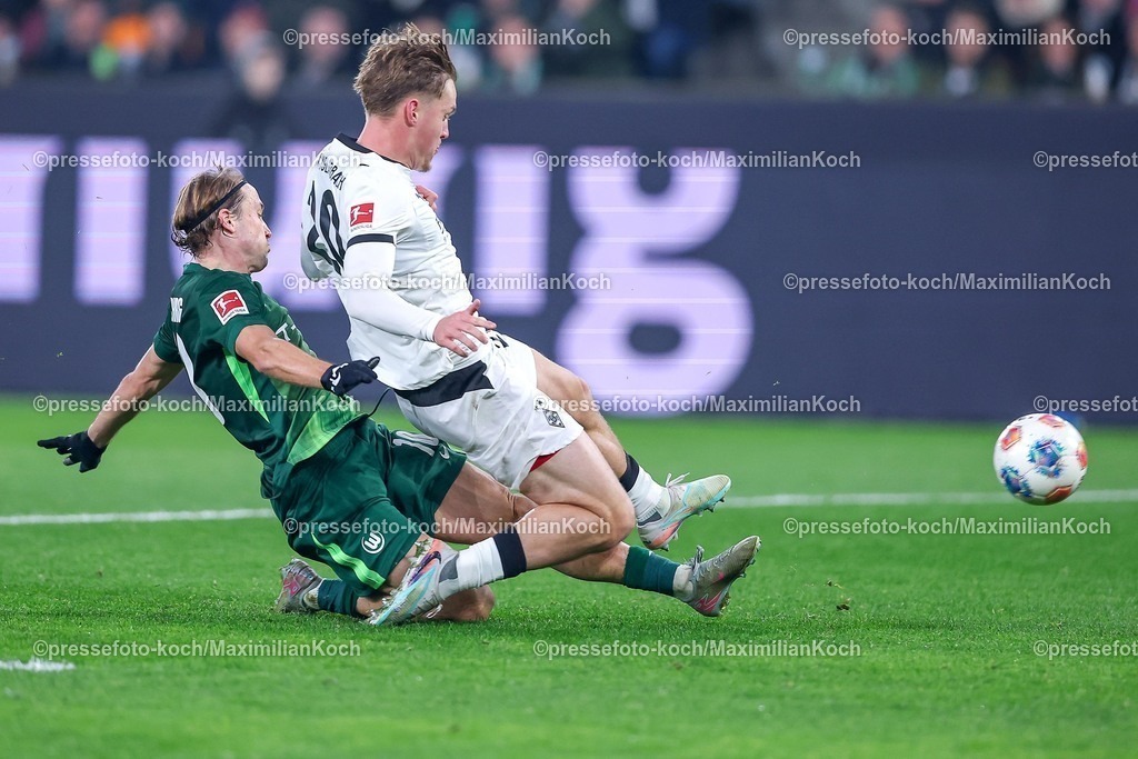 BMG13122501062 | 13.12.2025, Fußball, Borussia Mönchengladbach - VfL Wolfsburg, 1. Fußball Bundesliga, 14.Spieltag, Borussia-Park, Saison 2025 2026: Lovro Majer&nbsp;(VfL Wolfsburg #10) im Zweikampf gegen  Luca Netz&nbsp;(Borussia Mönchengladbach #20)  DFB regulations prohibit any use of photographs as image sequences and or quasi-video.