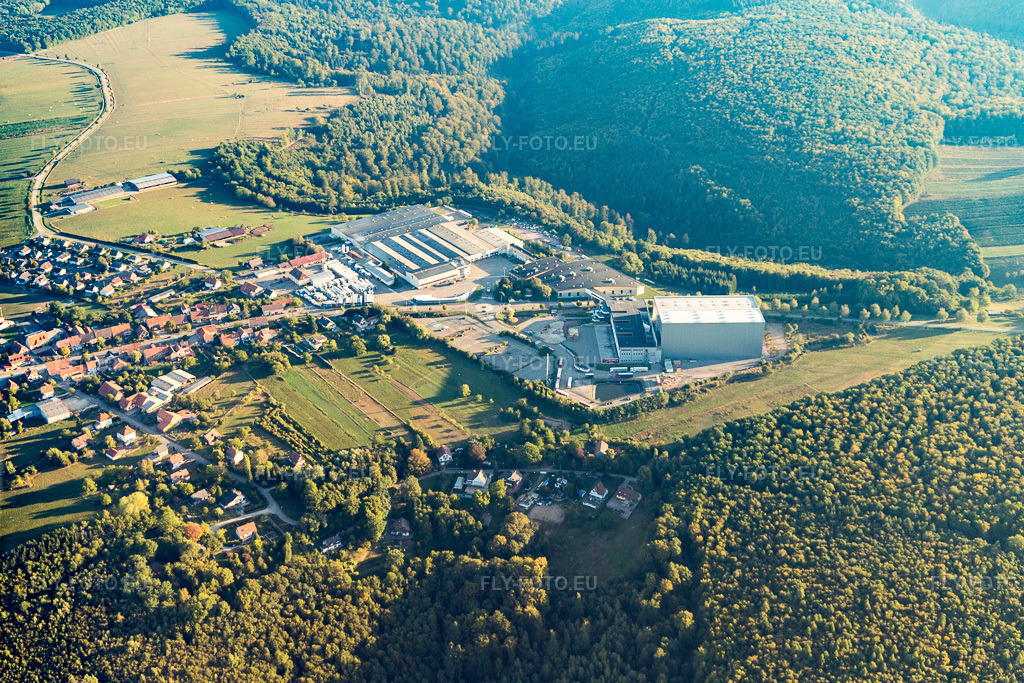 Vue aérienne: Parc industriel et développement d'entreprise avec Grands Chais de et cave à vin Ice par Blanc Foussy à Petersbach dans le département Bas Rhin, France – .Photo: IMG_111694.jpg prise le 16/09/2018 par Werner Riehm/FLY-FOTO.eu – Résolution de l'original: 4902 x 3268 px