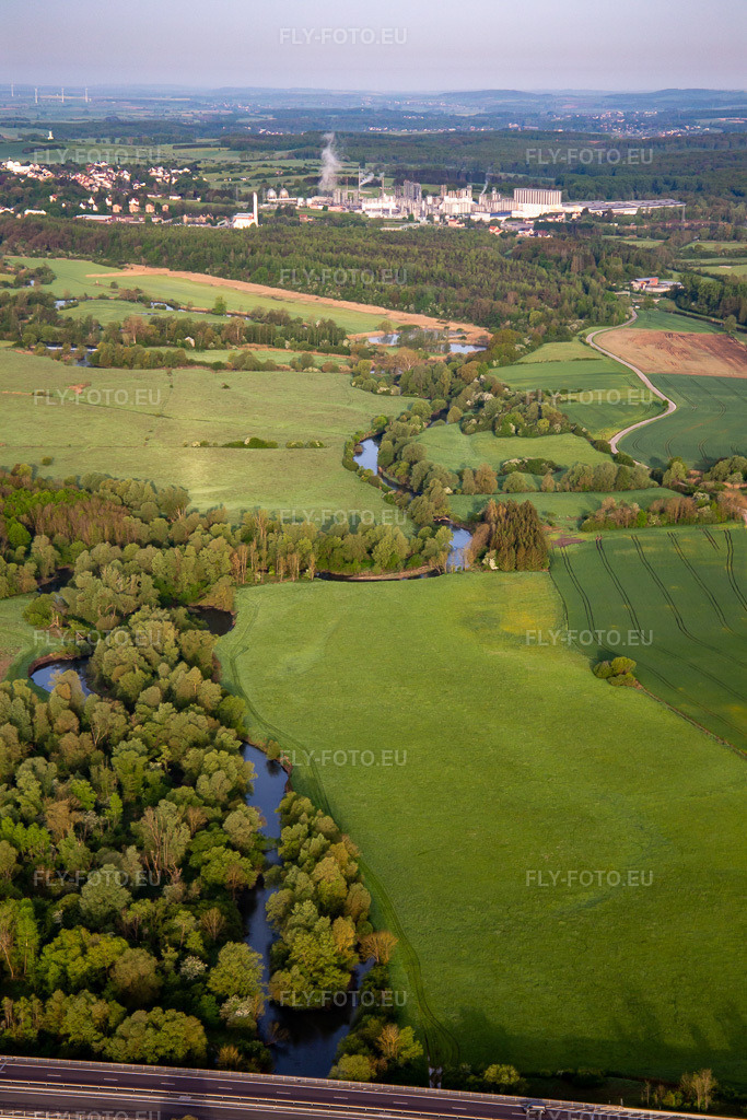 Vue aérienne: Les plaines inondables de la Sarre constituent le lieu d'alimentation des cigognes. à Willerwald dans le département Moselle, France. Photo: IMG_140549.jpg prise le 01/05/2024 par Werner Riehm/FLY-FOTO.euRésolution de l'original: 3648 x 5472 px