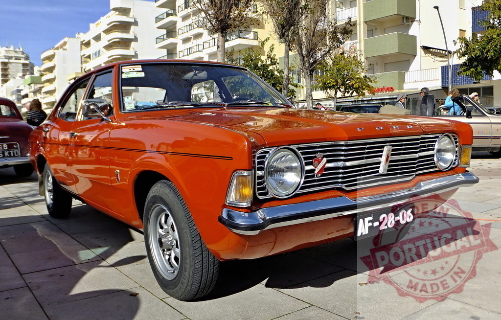 Orange Ford Cortina MkIII parked on a city street | Classic orange Ford Cortina MkIII parked on a city street during a sunny day - Realisiert mit Pictrs.com