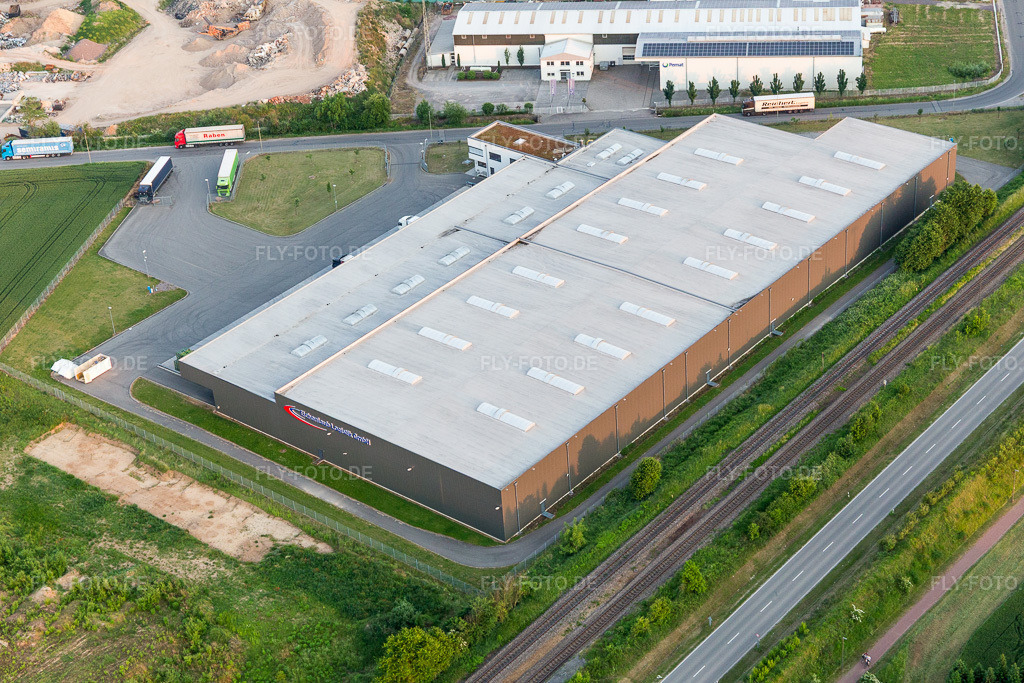 Luftbild: Lagerhallen und Speditionsgebäude der Eichenlaub Logistik GmbH in Rohrbach im Bundesland Rheinland-Pfalz in Deutschland. – Foto: IMG_100589.jpg vom 01.06.2017 durch Werner Riehm/FLY-FOTO.de – Auflösung des Originals: 5472 x 3648 px