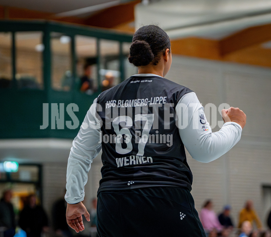 Handball I Frauen I Saison 2025-2026 I 3. Liga Staffel Nord I 10. Spieltag I SC SFN Vechta - HSG Blomberg-Lippe II I 0524 | Louisa Werner (67, HSG Blomberg-Lippe II) pariert den Wurf  - Realisiert mit Pictrs.com