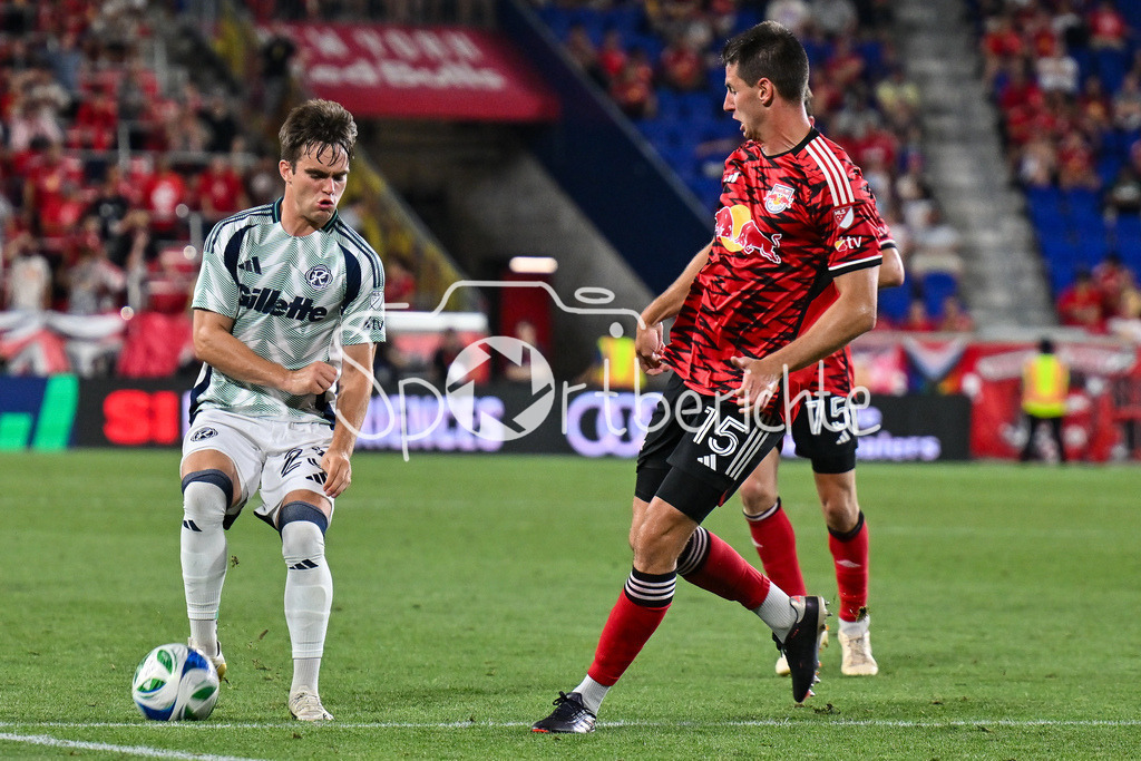 New York Red Bulls - New England Revolution | im Duell Will SANDS (New England 23) und Sean NEALIS (New York 15) / Einzelfoto / Freisteller / Major League Soccer: New York Red Bulls - New England Revolution, Red Bull Arena am 16.07.2025