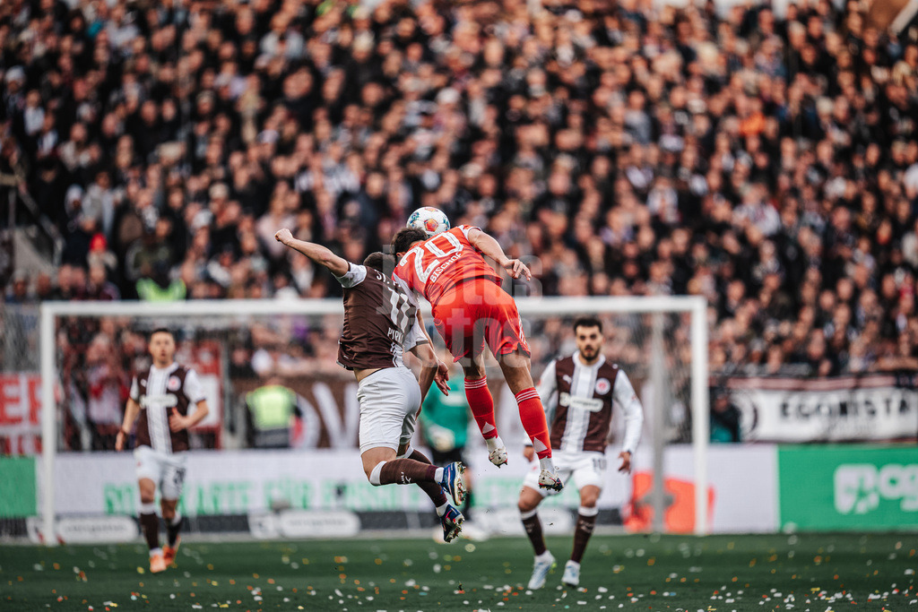 Fußball | Männer | Saison 2025/2026  | Fußball-Bundesliga | 29. Spieltag | FC St. Pauli vs. FC Bayern München | 11.04.2026 | v.l. Arkadiusz Pyrka (#11, FC St. Pauli) gegen Tom Bischof (#20, FC Bayern München)