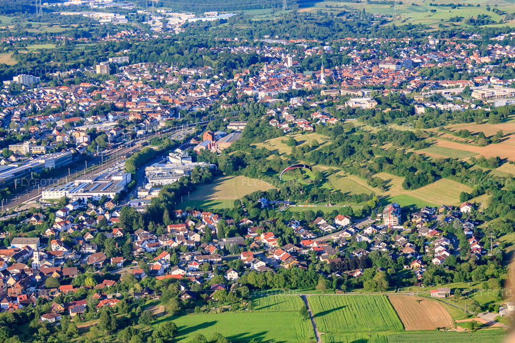 Luftbild: Ortsansicht von Westen im Ortsteil Rinklingen in Bretten im Bundesland Baden-Württemberg in Deutschland. Foto: IMG_57799.jpg vom 14.06.2013 durch Werner Riehm/FLY-FOTO.deAuflösung des Originals: 4752 x 3168 px