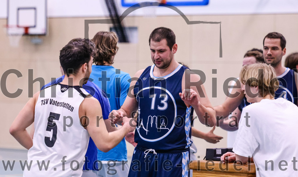 2022-04-03_008_TSV_Vaterstetten_gegen_SV_Weissblau-Allianz_Muenchen | Vaterstetten, Deutschland, 03.04.2022:
Basketball, Bezirksoberliga Herren 2021 / 2022, 14. Spieltag, TSV Vaterstetten gegen SV Weißblau-Allianz München, Endergebnis: 86:54

Jonathan Andre (TSV Vaterstetten, #5), Peter Fabian Klemm (SV Weißblau-Allianz München, #13)

Foto: Christian Riedel / fotografie-riedel.net